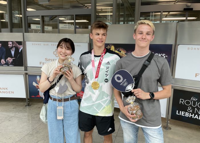 Taliso Engel überraschte eine Gruppe japanischer Amateursportler am Airport Nürnberg.