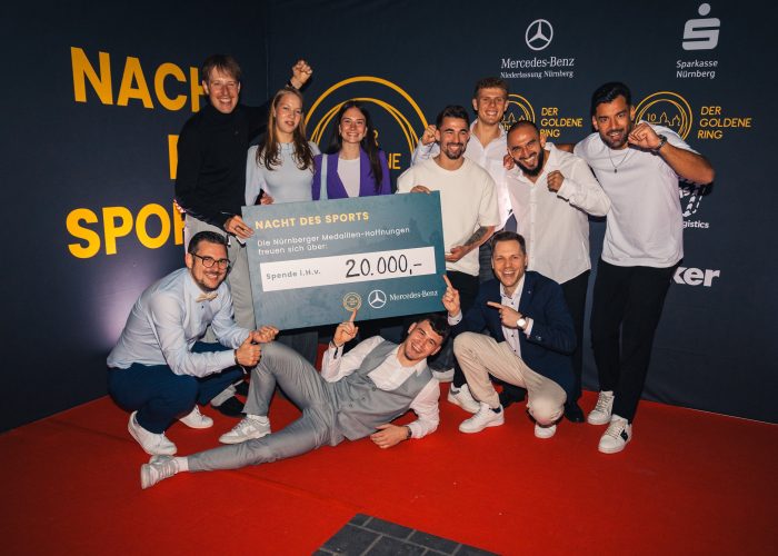 Auf dem Foto (v. l.) 20.000 Euro konnte der GOLDENE RING aus Ticketeinnahmen und Tombola-Erlösen für die Stipendien seiner Spitzensportler:innen bei der NACHT DES SPORTS sammeln. Die GOLDENER RING Vorstände Christopher Wesley (unten links) und Benny Jung (unten rechts) freuen sich mit aktiven und ehemaligen Stipendiat:innen des Vereins (v. l.) Simon Henseleit (Triathlon), Rostislav Leicht (Ringen) (liegend), Daria Tontsch (Synchronschwimmen), Ela Aydin (Taekwondo), Deniz Menekse (Ringen), Jakob Kemminer (Sprint), Roland Schwarz (Ringen) und Tahir Gülec (Taekwondo). (Foto: DC-Fotografie, Daniel Engelhardt)