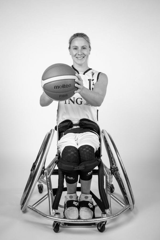 Die Rollstuhlbasketball-Nationalspielerin Svenja Mayer engagiert sich bei Falcons Care auch für das Thema Inklusion.
