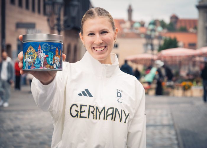 Nürnbergs Sportlerin des Jahres 2024 und 2025, Lilly Sellak liebt Lebkuchen. Am besten die von Lebkuchen Schmidt mit Zuckerglasur in der Jubiläumsdose des GOLDENEN RING e. V.