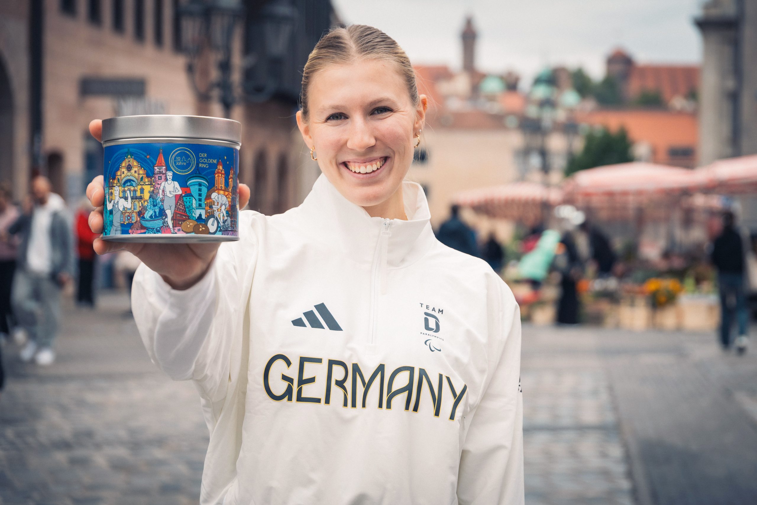 Nürnbergs Sportlerin des Jahres 2024 und 2025, Lilly Sellak liebt Lebkuchen. Am besten die von Lebkuchen Schmidt mit Zuckerglasur in der Jubiläumsdose des GOLDENEN RING e. V.