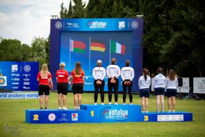 Charline Schwarz (Nürnberg), Katharina Bauer (Raubling) und Elisa Tartler (Berlin) Gold bei der Europameisterschaft in Antalya, Türkei im Recurve-Wettbewerb der Damen. (Foto: Saygin Akici)