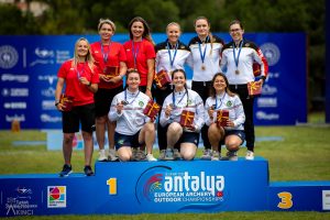 Charline Schwarz (Nürnberg), Katharina Bauer (Raubling) und Elisa Tartler (Berlin) Gold bei der Europameisterschaft in Antalya, Türkei im Recurve-Wettbewerb der Damen. (Foto: Saygin Akici)