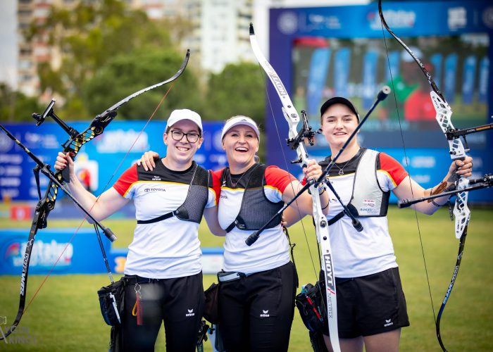 Charline Schwarz (Nürnberg), Katharina Bauer (Raubling) und Elisa Tartler (Berlin) Gold bei der Europameisterschaft in Antalya, Türkei im Recurve-Wettbewerb der Damen. (Foto: Saygin Akici) Charline Schwarz (Nürnberg), Katharina Bauer (Raubling) und Elisa Tartler (Berlin) Gold bei der Europameisterschaft in Antalya, Türkei im Recurve-Wettbewerb der Damen. (Foto: Saygin Akici)
