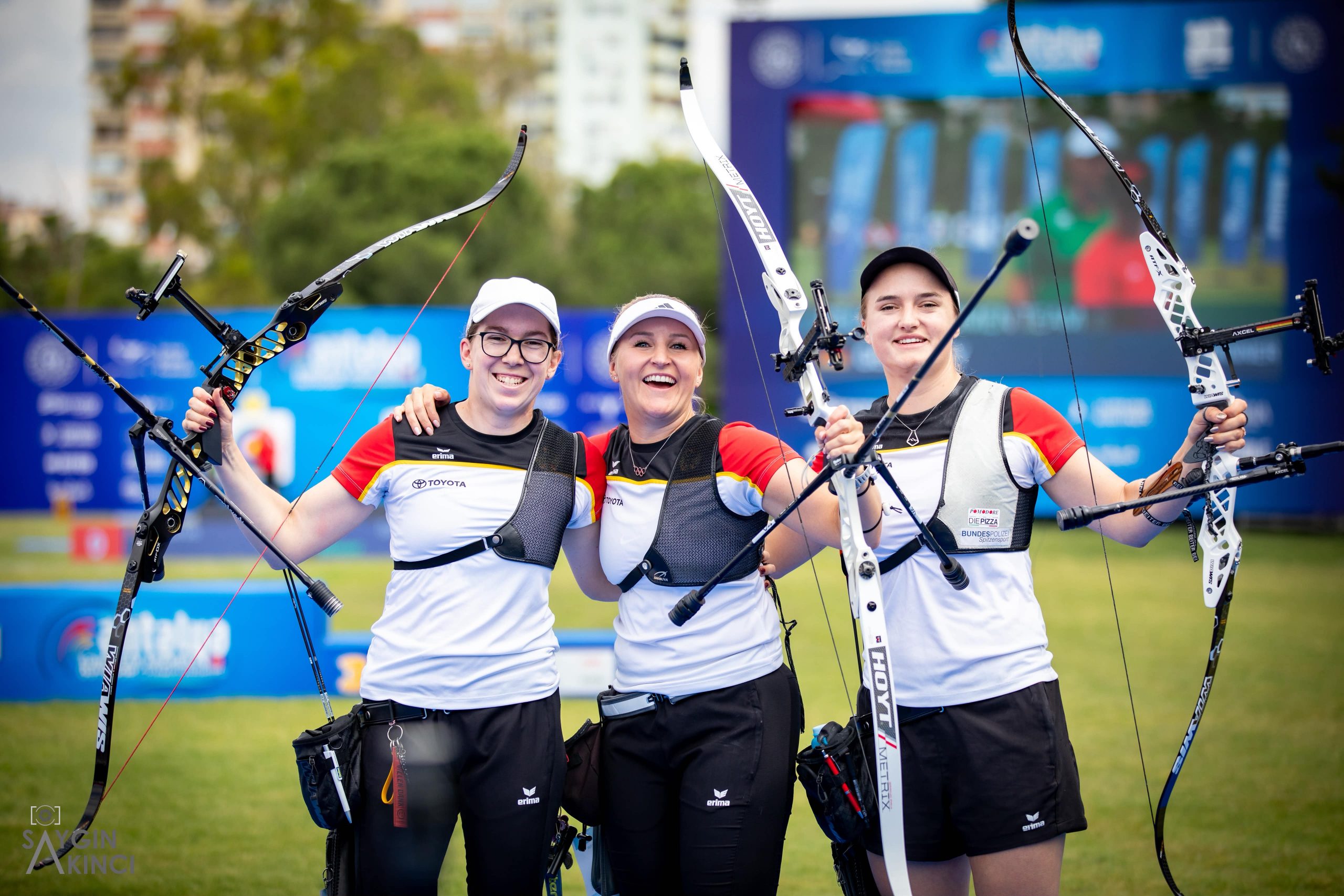 Charline Schwarz (Nürnberg), Katharina Bauer (Raubling) und Elisa Tartler (Berlin) Gold bei der Europameisterschaft in Antalya, Türkei im Recurve-Wettbewerb der Damen. (Foto: Saygin Akici)