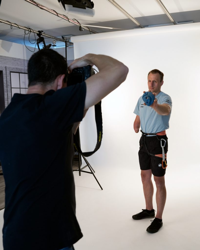Kevin Bartke beim Fotoshooting im Rahmen des Medientages des GOLDENEN RING bei Partner EMS.