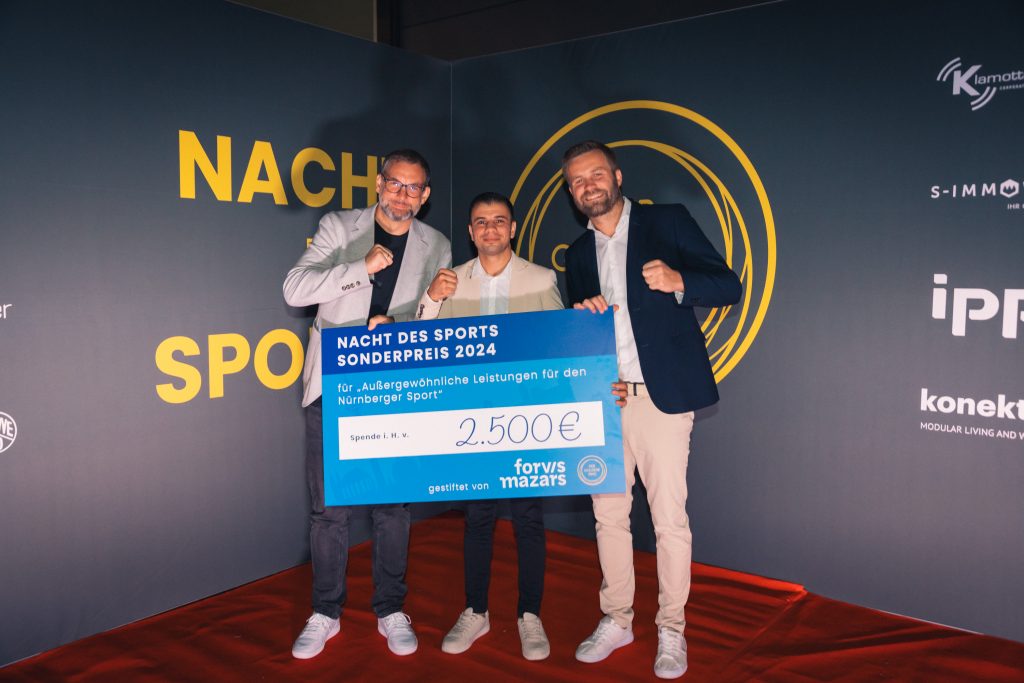 Andreas Klenk, Partner bei Forvis Mazars überreicht Omid Ahmadi Safa den mit 2.500 Euro dotierten Sonderpreis bei der NACHT DES SPORTS 2025 im Beisein von GOLDENER RING Vorstand Max Müller.
